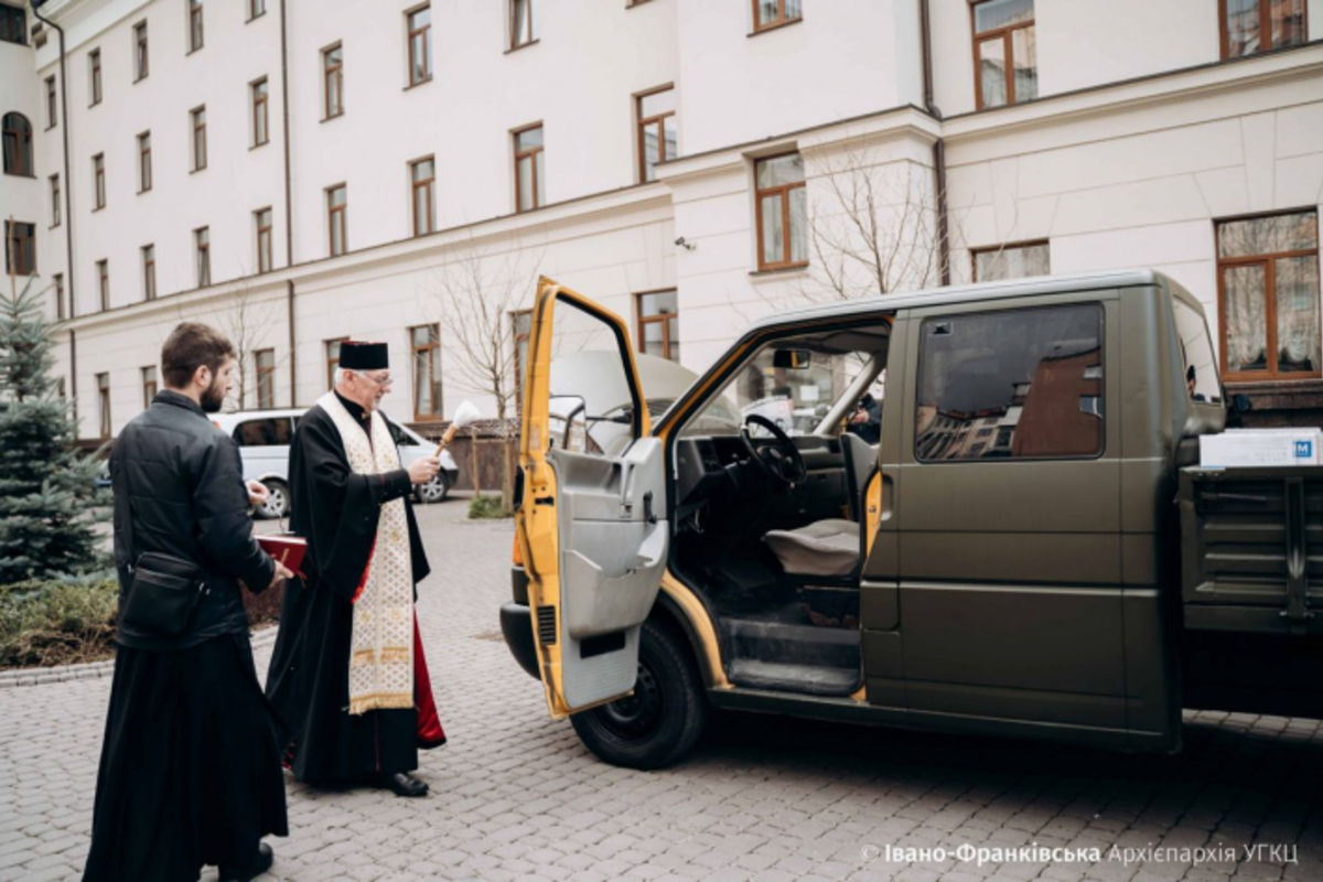 Митрополит Володимир Війтишин освятив придбаний для військових автомобіль