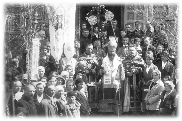 Отець Василь Величковський (праворуч) разом з владикою Миколаєм Чарнецьким на місії. Волинь, 1933 р.