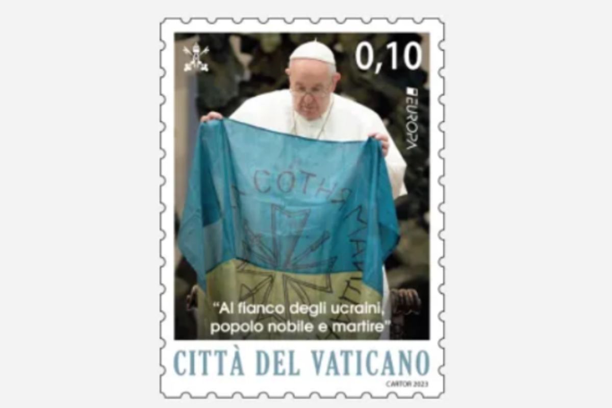 У Ватикані презентували марку з фото Папи, який тримає прапор України