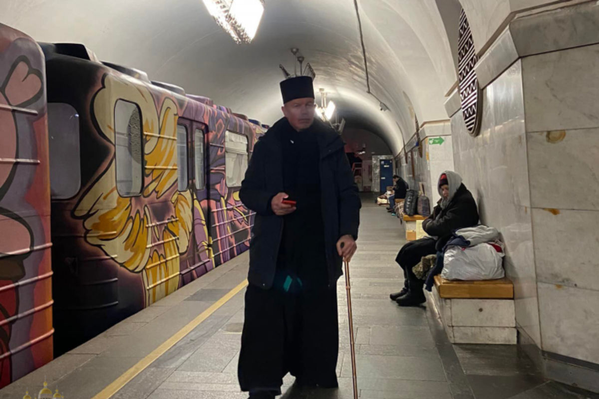 Священники сходять у бомбосховища: у Києві відслужили Літургію в метро