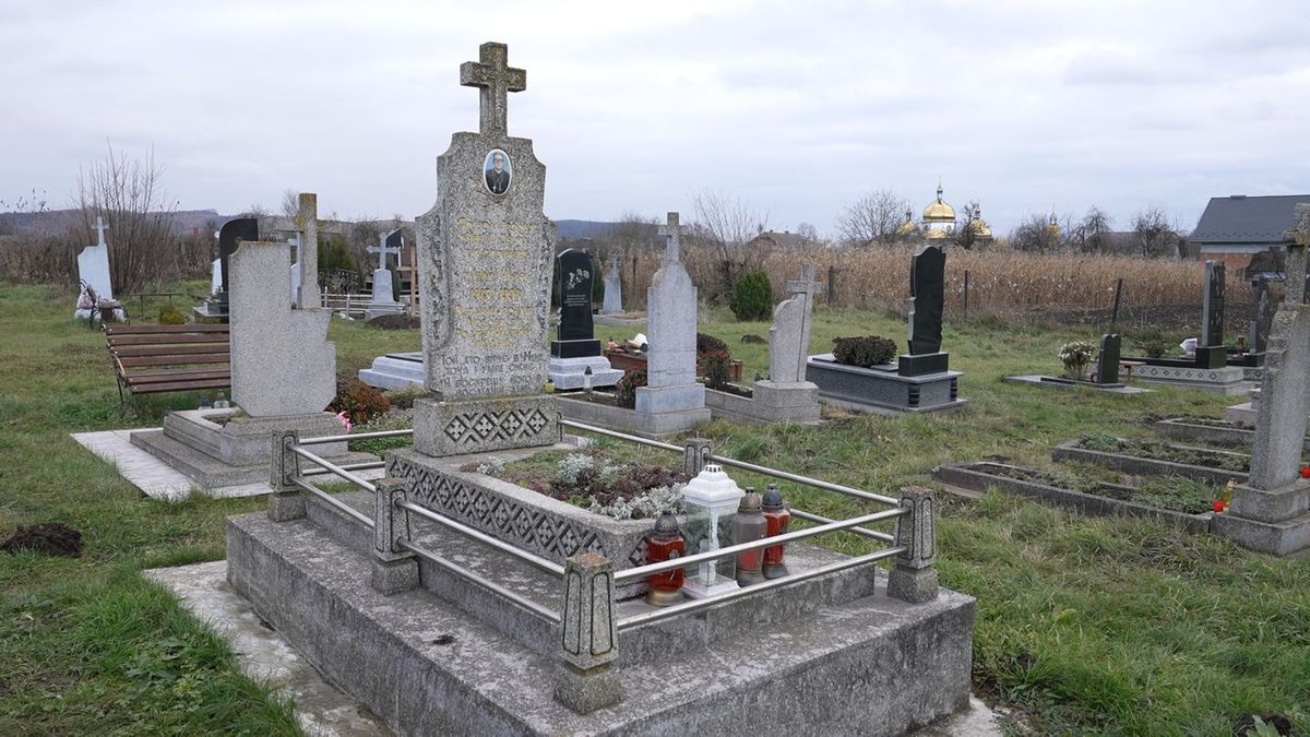 Пам'ятник отцю Івану Чав'яку.