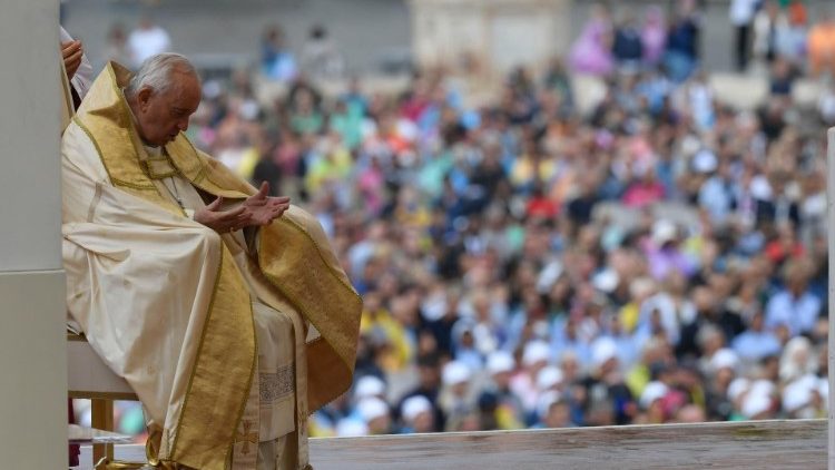 Папа Франциск під час молитви у Сан-Паулу (Бразилія)