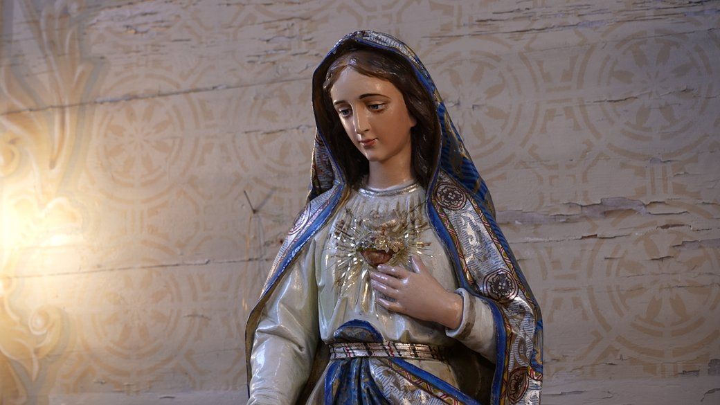 Дерев'яна статуя Богородиці, яку зберегли парафіяни, Івано-Франківськ. 