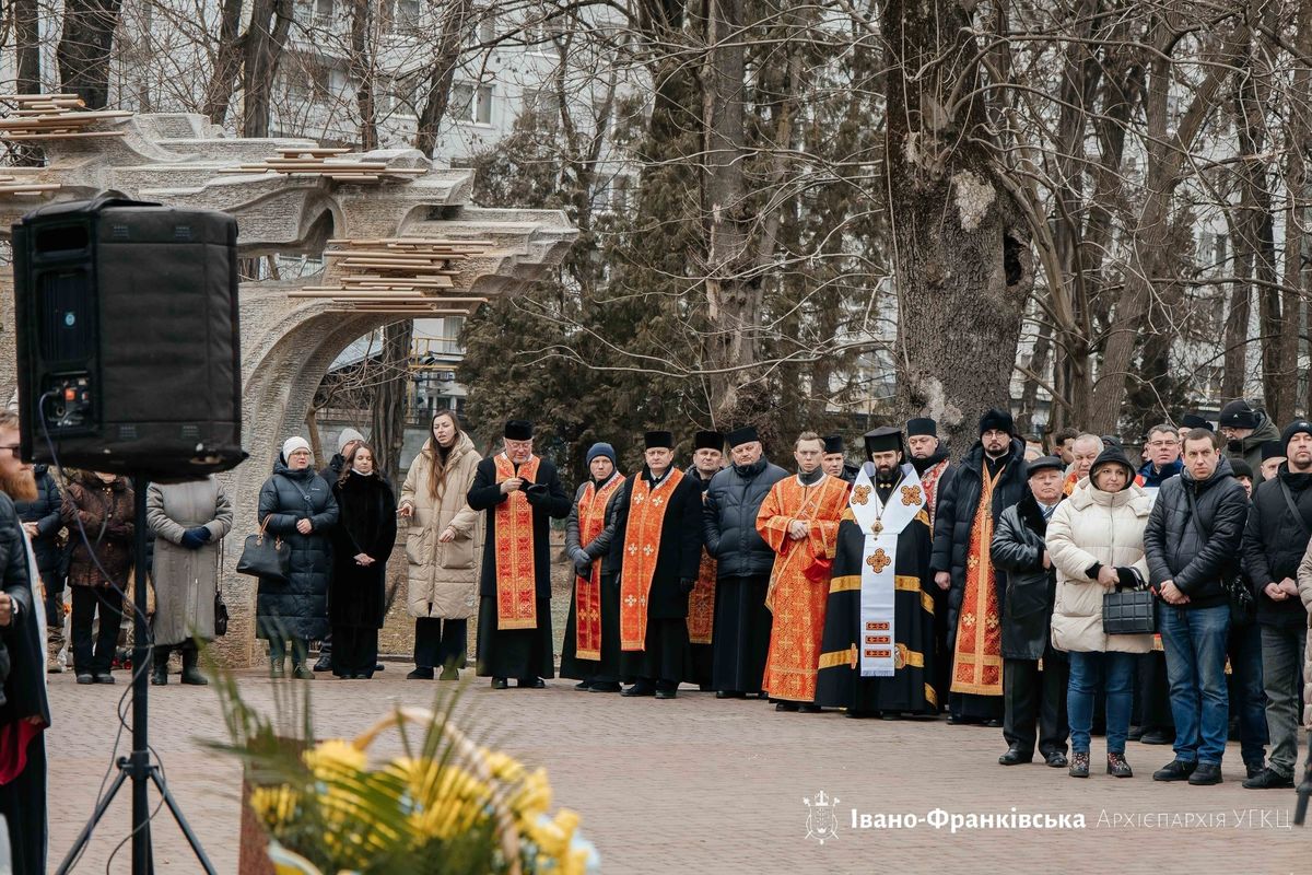 Єднаючись у скорботі й надії: Івано-Франківськ молитовно вшанував Героїв Небесної Сотні