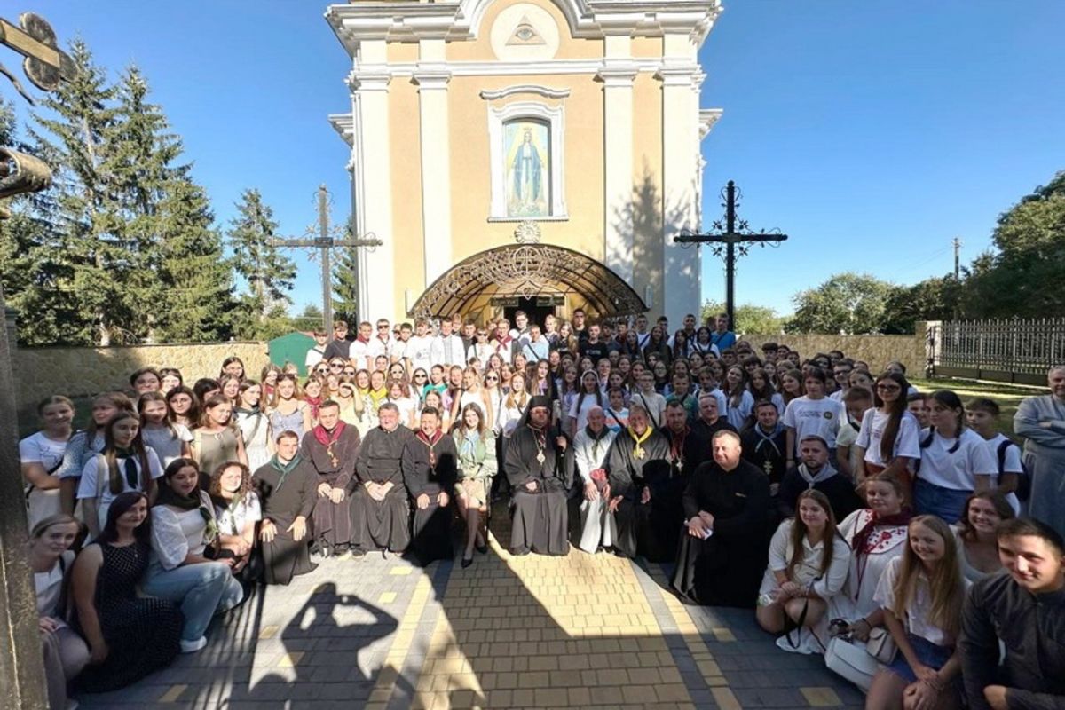 Владика Володимир Фірман благословив молодь УМХ перед навчальним роком