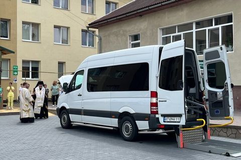У Коломиї освятили спеціалізований автомобіль для ветеранів війни