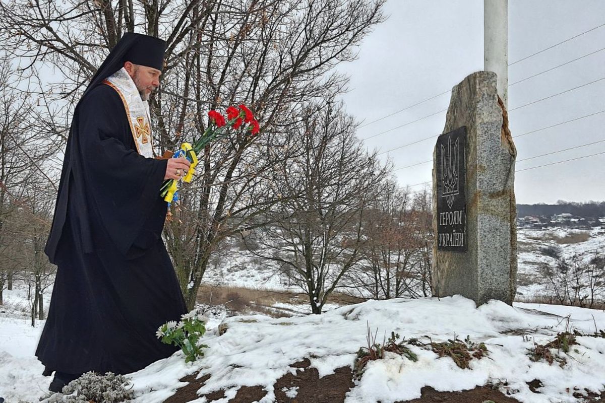 Владика Василій Тучапець відвідав місто Лозову і помолився за загиблих під Крутами Героїв України