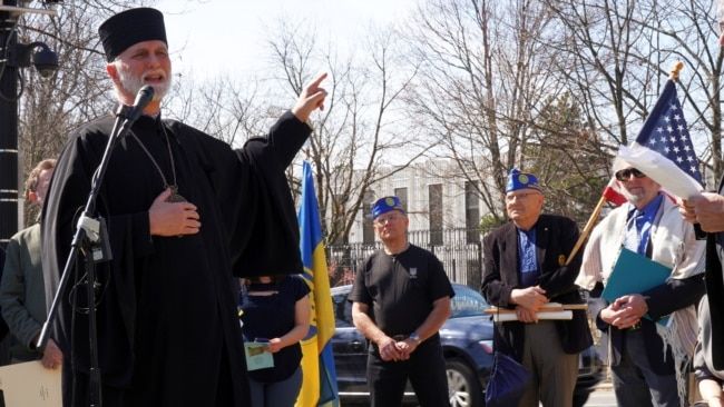 Митрополит Філадельфійський УГКЦ Борис Ґудзяк на акції з вимогою до Росії припинити війну проти України. Вашингтон, 16 березня 2022 року.