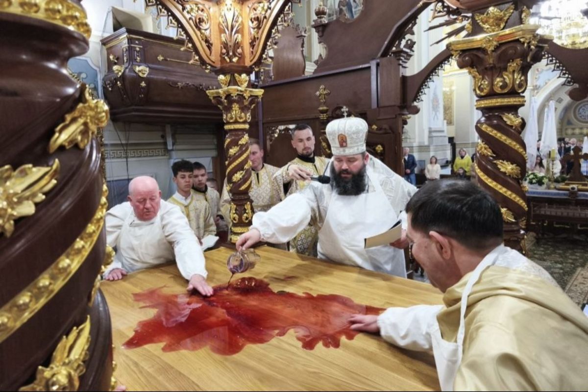 У прокатедральному храмі Святого свщмч. Йосафата у Жовкві освятили новий престіл