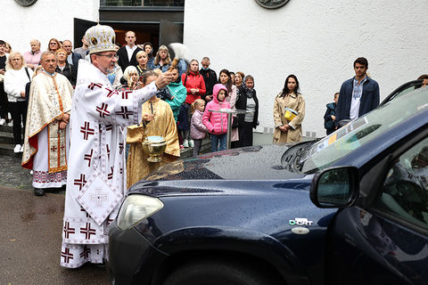 У Мюнхені освятили черговий автомобіль для захисників Української Держави