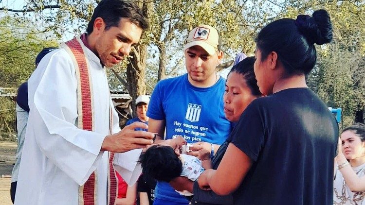 Місіонер в Аргнетині здійснює Таїнство Хрещення