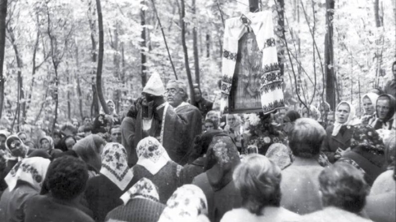 Владика Павло Василик під час Служби Божої в лісі у період підпільної УГКЦ