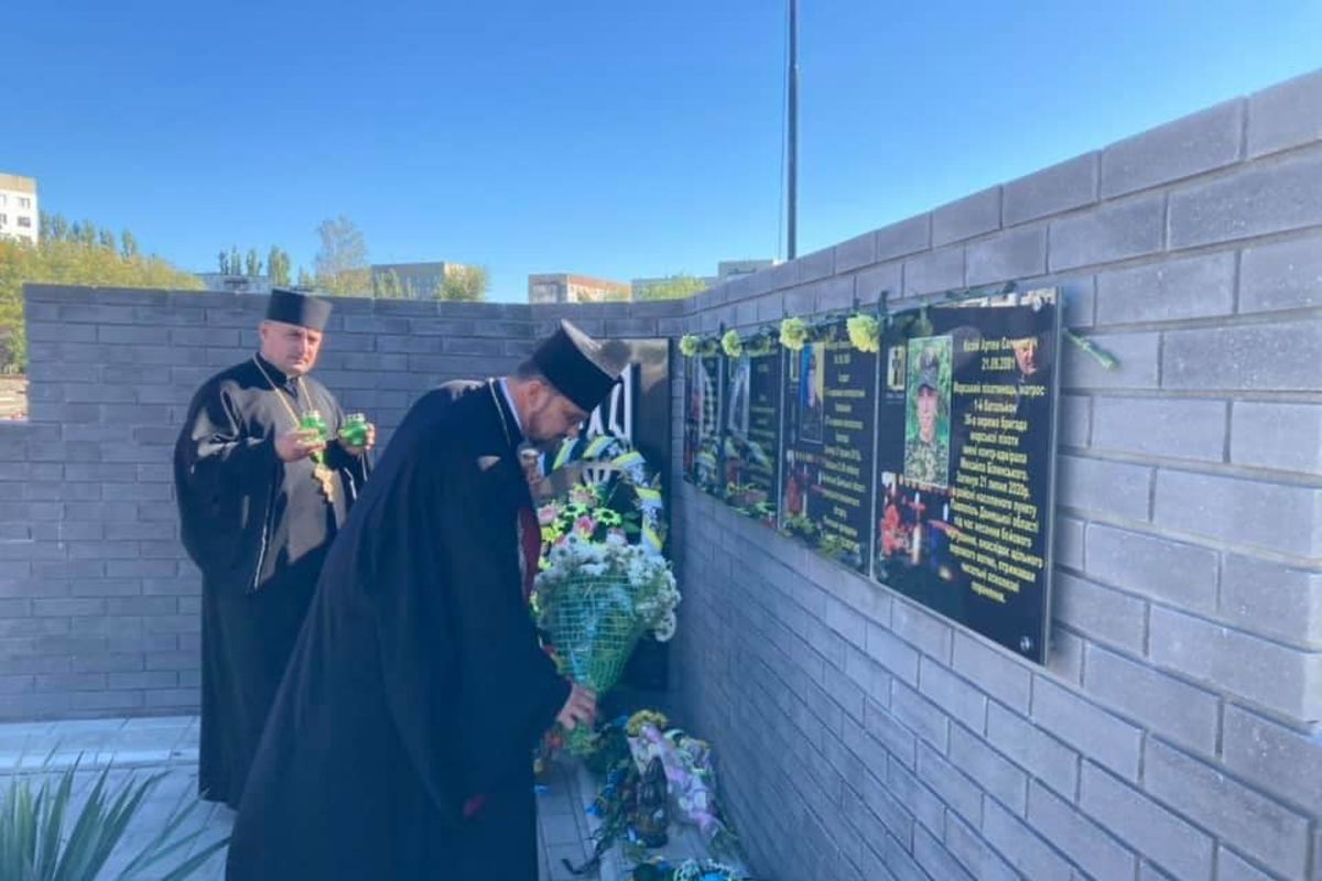 В Южноукраїнську владика Михайло Бубній освятив пам’ятну дошку та вшанував пам’ять загиблих воїнів