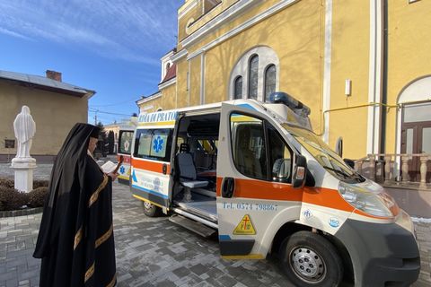 Чернівецька єпархія УГКЦ передала карету швидкої допомоги для військового госпіталю