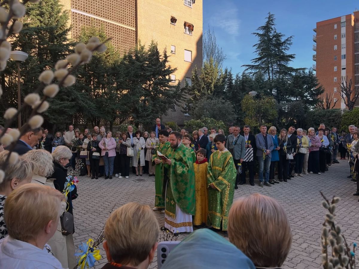 Освячення вербових галузок у Квітну неділю 2026 року у парафіяльній спільноті УГКЦ у м. Мадрид. Фото: Капеланія Благовіщення Пресвятої Богородиці у м. Мадрид.