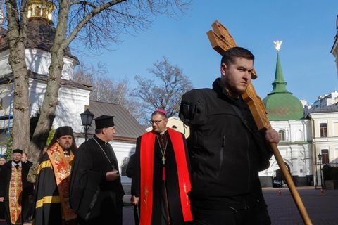 «Єднали наш біль з Ісусом», — архиєпископ Вісвальдас Кульбокас про унікальну Хресну дорогу у Софії Київській