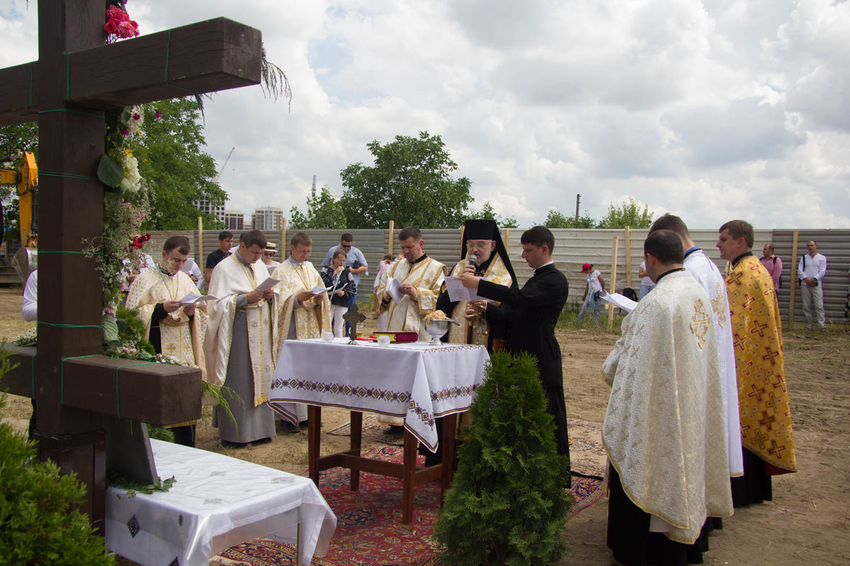Владика Йосиф Мілян освятив наріжний камінь під будівництво храму УГКЦ у місті Вишневе, що на Київщині