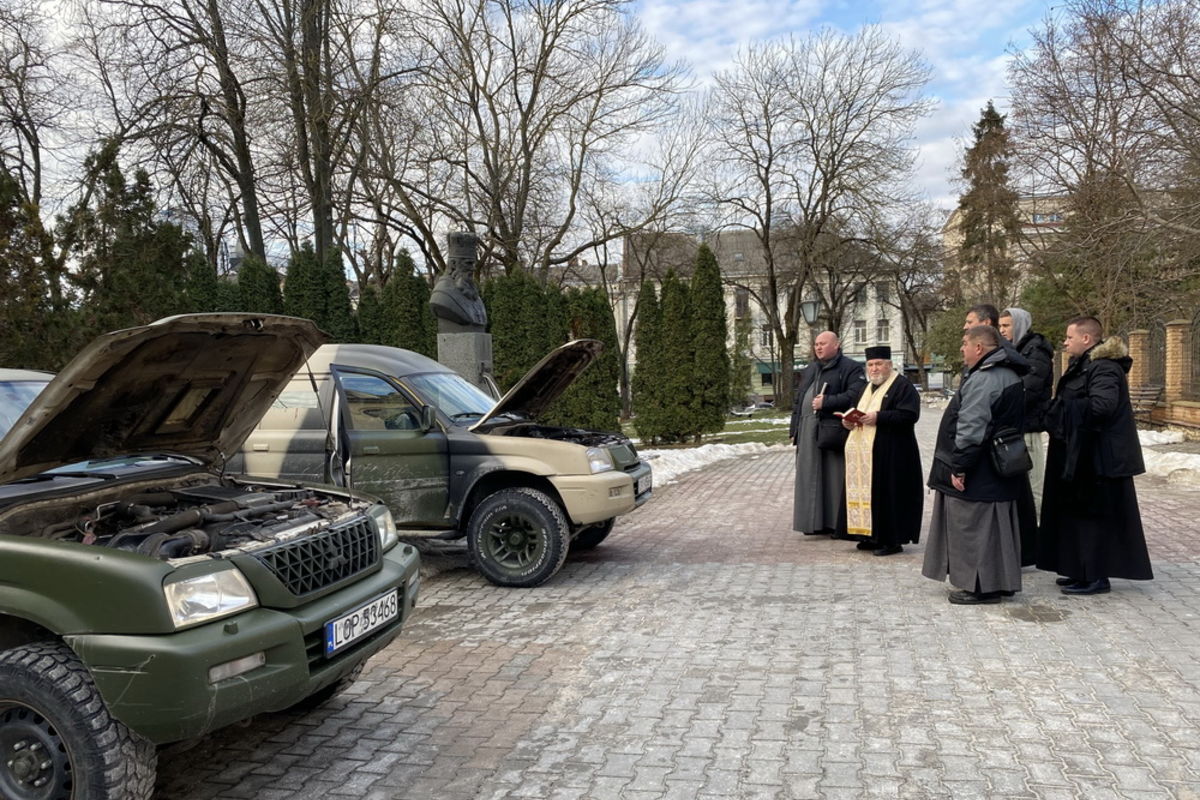 Митрополит Василій Семенюк освятив чергові два позашляховики для потреб ЗСУ