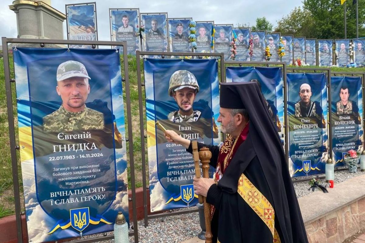 У День Героїв єпископ Дмитро Григорак освятив пам’ятну алею у Бучачі