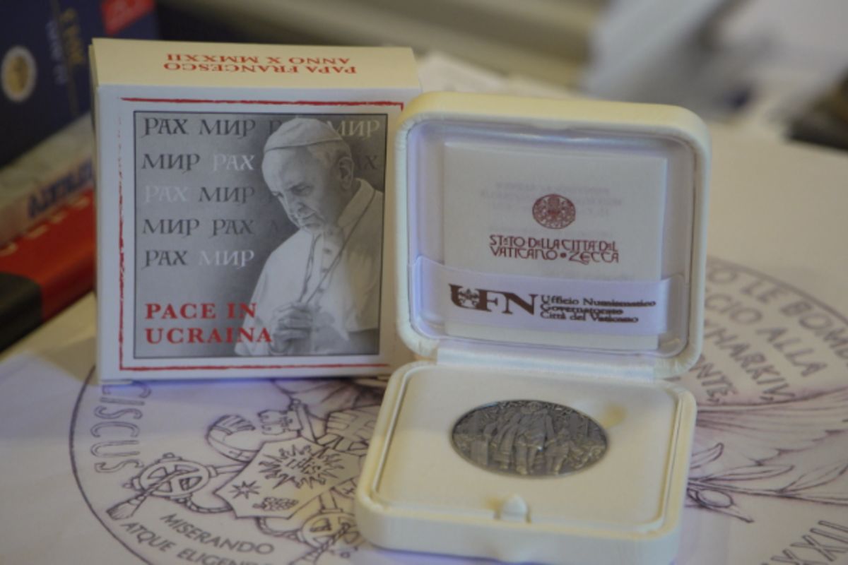 У Ватикані випустили медаль на підтримку постраждалих від війни в Україні