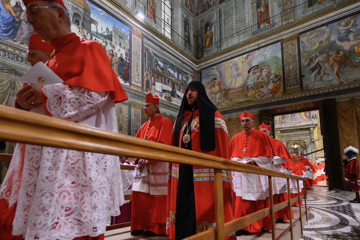Кардинали входять до Сикстинської каплиці, 7 травня 2025 року. Фото: Vatican Media