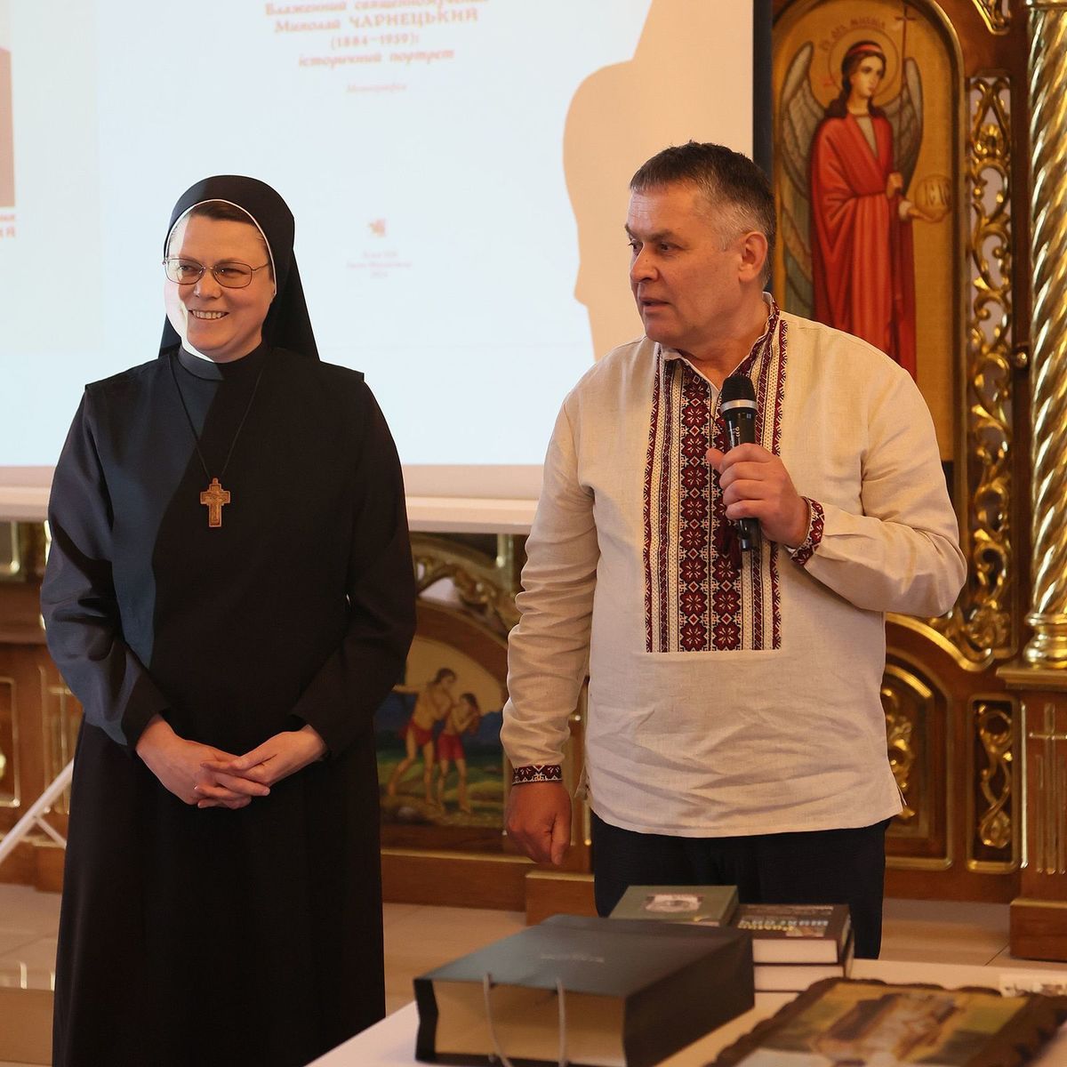 Автори книги Василь Мельничук і сестра Андрея Маслій