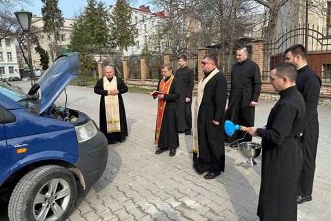 У Тернополі освячено автомобіль для потреб капеланського служіння на сході України