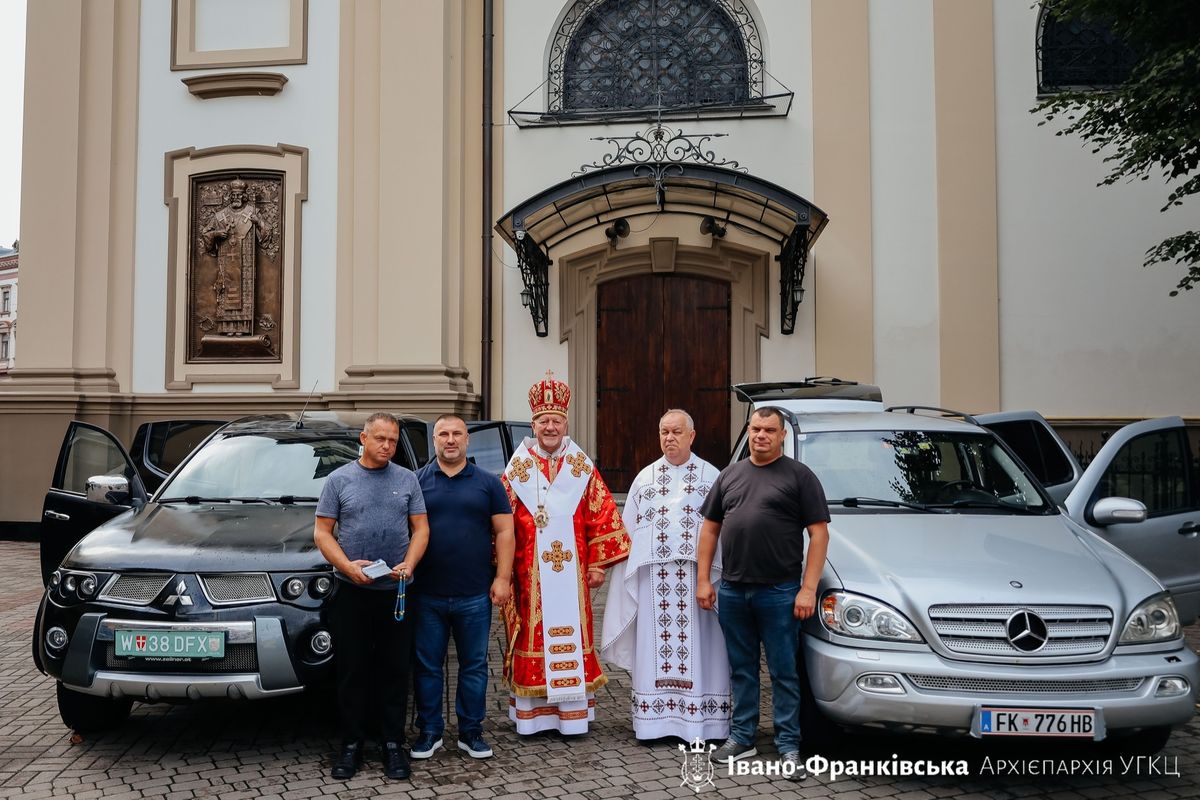 Митрополит Володимир Війтишин освятив дві автівки для «Едельвейсів»