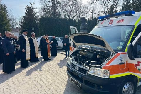 УГКЦ передала автомобіль швидкої допомоги для потреб військових і лікарні
