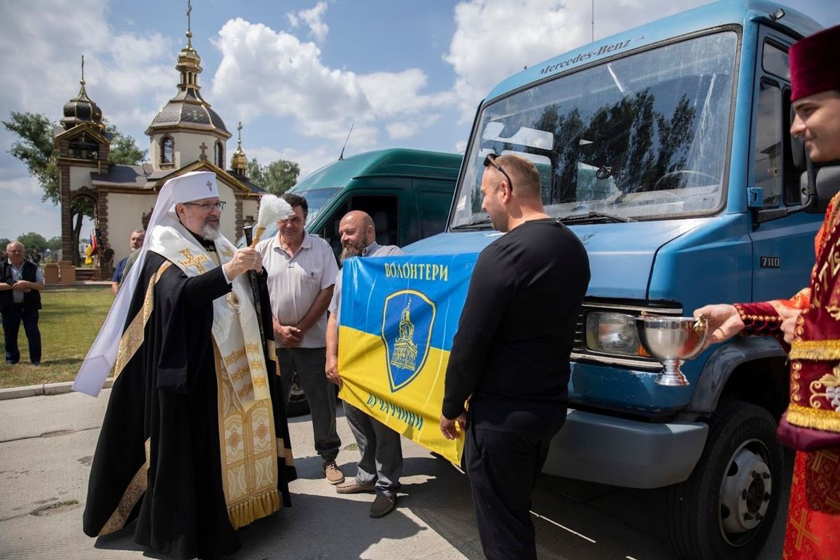 Блаженніший Святослав у Чорткові освятив хоругву військової частини та благословив техніку для потреб захисників України