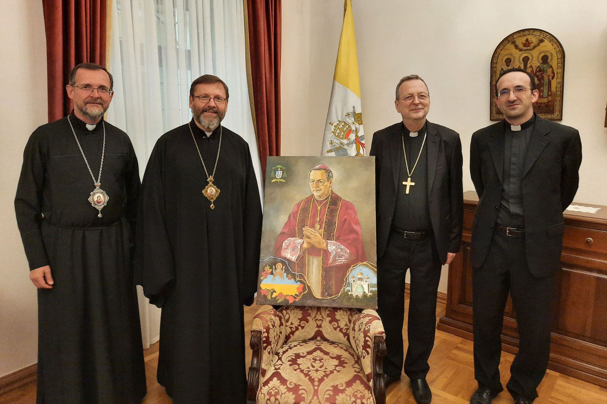 Блаженніший Святослав вручив архиєпископові Клаудіо Ґуджеротті пам’ятний дар від УГКЦ