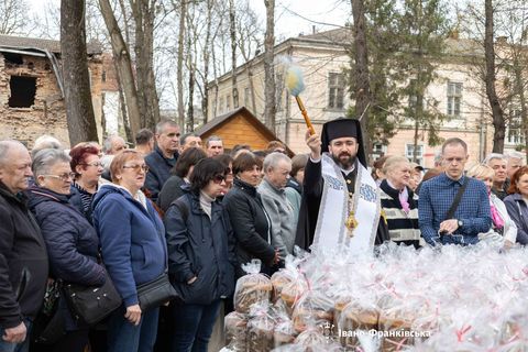 Владика Микола Семенишин освятив паски для внутрішньо переміщених осіб