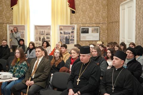 «Цінуймо памʼять про митрополитів нашої Церкви», — владика Петро Голіней відвідав виставку про митрополита Андрея Шептицького