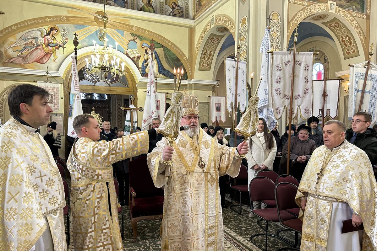 Владика Тарас Сеньків помолився із підопічними дитячого будинку-інтернату та дітьми загиблих і зниклих без вісти військових у смт. Розділ