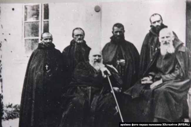 По центру – митрополит Андрей Шептицький, праворуч – отець Климентій Шептицький