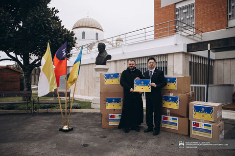 Разом з Україною: Посол Тайваню при Святому Престолі передав чергову гуманітарну допомогу
