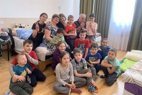 Багатодітна сім’я із 11 дітьми знайшла притулок в Івано-Франківському монастирі