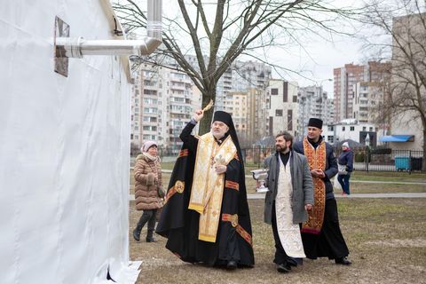 Єпископ Йосиф Мілян у Києві освятив пункт незламності та осередок «Карітасу»