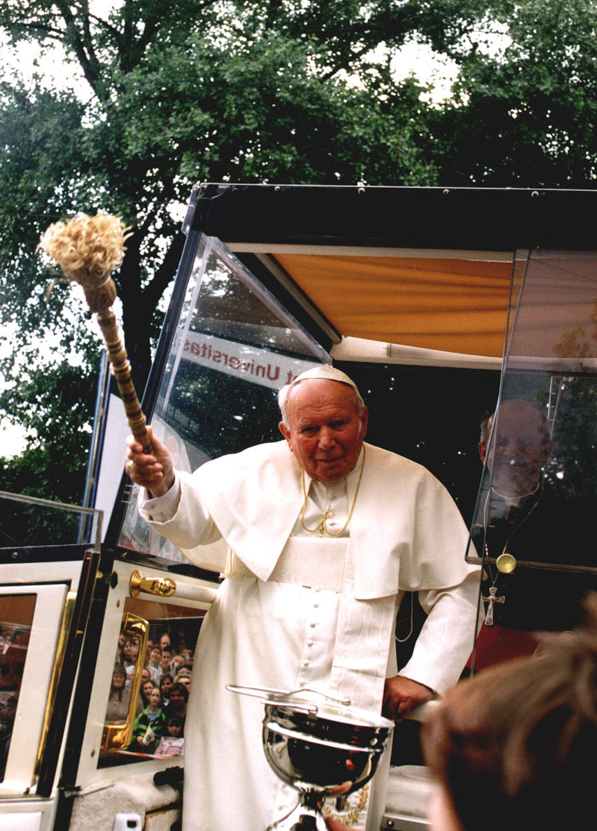 Папа Іван Павло ІІ у 2001 році освятив наріжний камінь університетського містечка УКУ