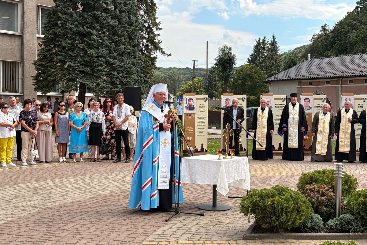 У Галичі митрополит Володимир Війтишин освятив пам’ятні стели полеглих захисників України