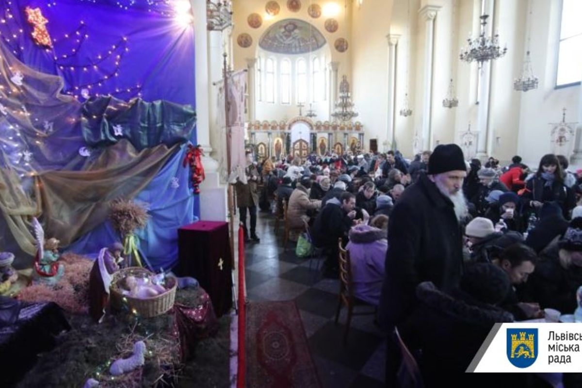 Святковий обід у Львові зібрав понад триста потребуючих