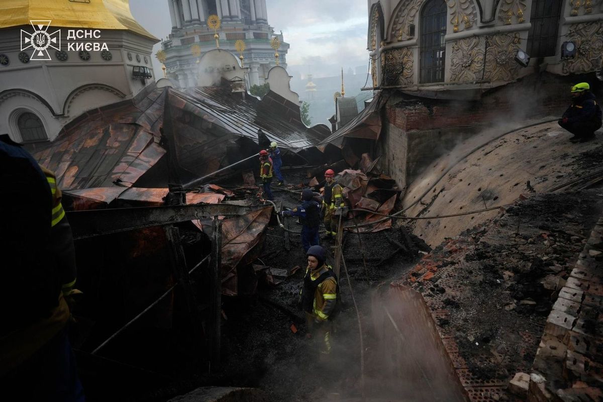 Ліквідація пожежі внаслідок російського удару по Києво-Печерській лаврі