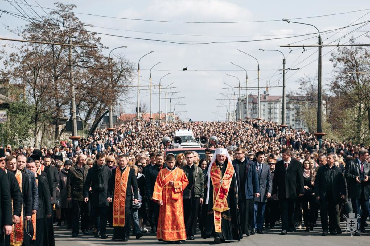Десятки тисяч учасників, серед яких родини героїв АТО: символічна Хресна Дорога пройшла Івано-Франківськом