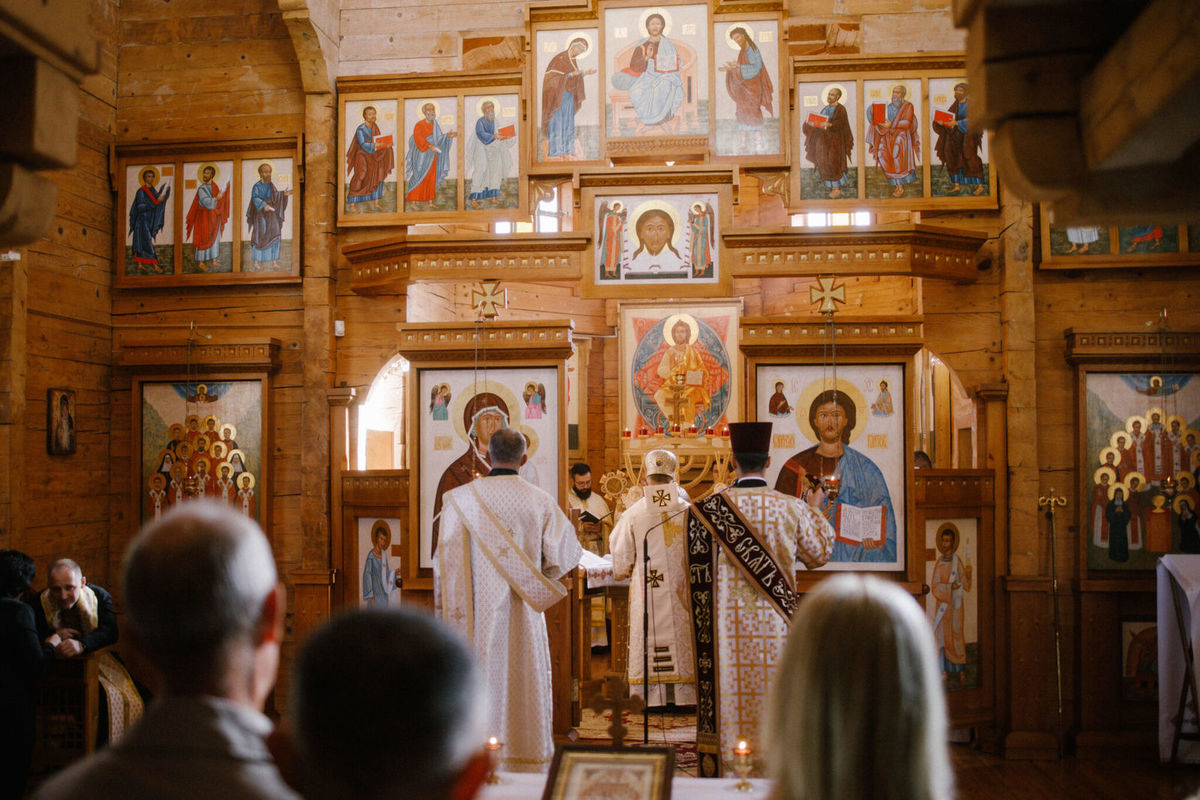 Загальноуніверситетська Архиєрейська Літургія у деревʼяній церкві Блаженних мучеників УГКЦ