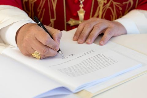 Папа Лев XIV у першій енцикліці закликав поставити штучний інтелект на служіння людині, а не владі небагатьох