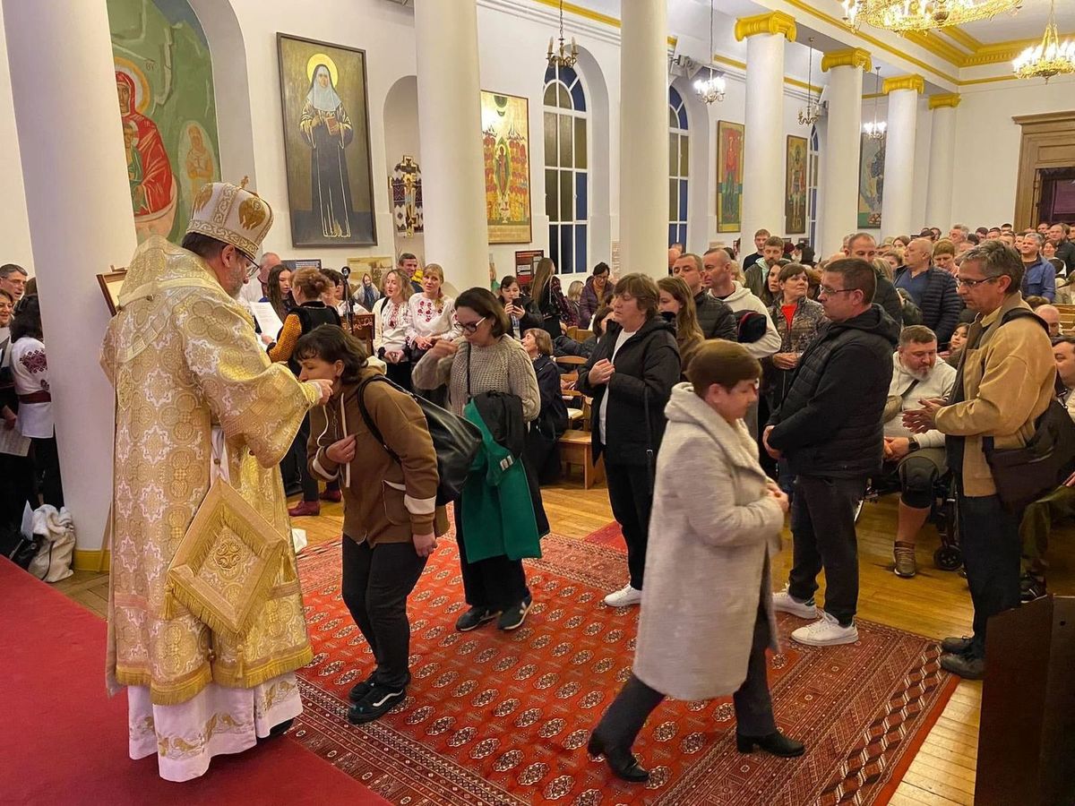 Блаженніший Святослав благословляє людей у катедрі Святого Володимира в Парижі, 2 листопада 2024 року