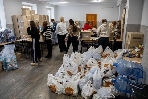 110 постраждалих від ракетного обстрілу родин у Тернополі отримали гуманітарну допомогу