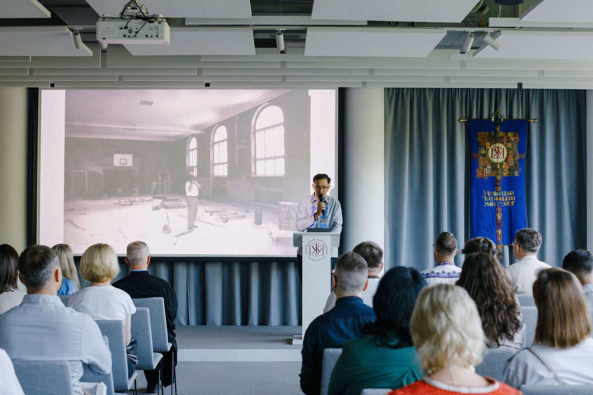 Володимир Турчиновський розповідає про історію корпусу на вул. Свєнціцького