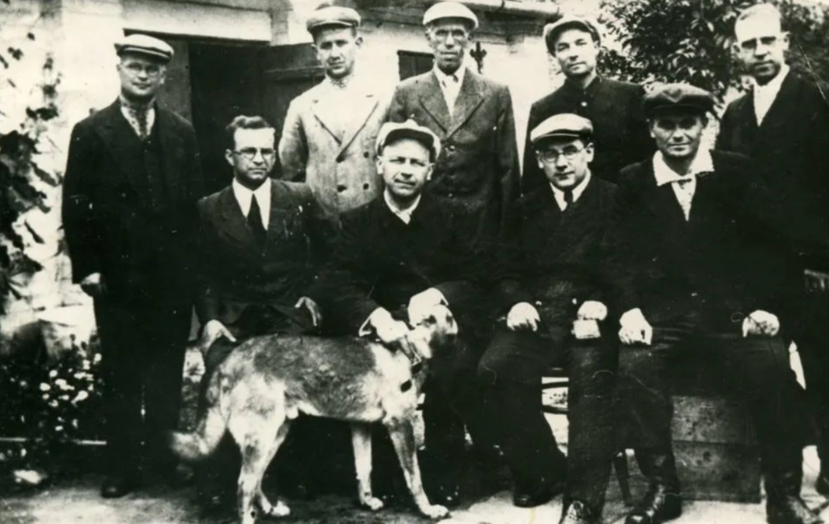 Отець Василь Величковський (сидить другий зліва) із співбратами, 1940-і роки