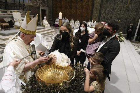 Берегти християнську ідентичність своїх дітей: Папа відновив традицію уділення Таїнства Хрещення у Сикстинській капелі